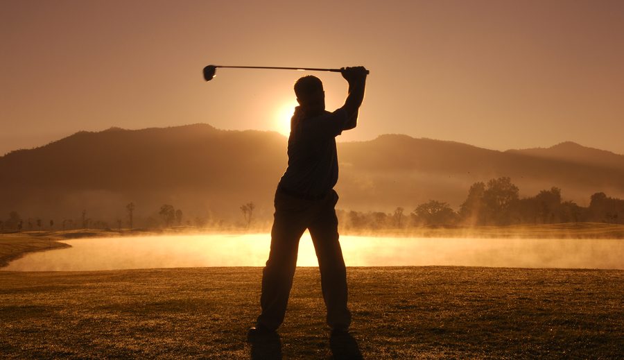 석양 속 골프 스윙